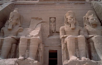 Egyptisk antikke: Kolossen av Ramses II-tempelet. 1271-1256 f.Kr. Abu Simbel (Abu Simbel), Aswan, Egypt