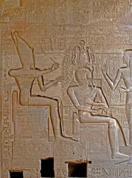 Egyptisk antikvitet: detalj av relieffene som representerer Ramses II-kronen og velsignet av den guddommelige av Seshat-skriften, minnetempel dedikert til farao Ramses II
