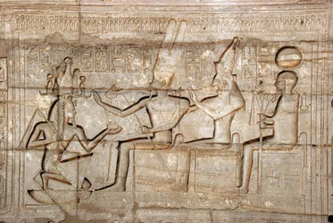 Egyptisk antikke: relieff som viser farao Ramses II foran gudene fra den tebanske triaden, Amon, Mut og Khonsu; Begravelsestempel dedikert til farao Ramses II (1279–1213 f.Kr.), stedet for Ramasseum (Ramesseum) i Luxor, Egypt.