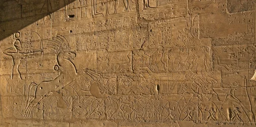 Egyptisk antikke: utsikt over relieffene som feirer bragdene til RamSes II under slaget ved Kadesh i 1274 f.Kr., begravelsestempel dedikert til farao Ramses II