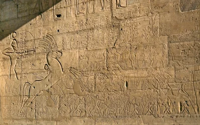 Egyptisk oldtid: utsyn over relieffene som feirer Ramses IIs bragder under slaget ved Qadesh i 1274 f.Kr., gravtempel viet farao Ramses II (1279-1213 f.Kr.), Ramesseum-anlegget i Luxor, Egypt.