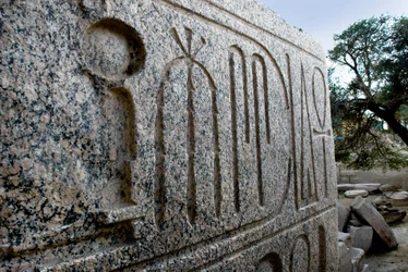 Egyptisk antikvitet: base for den kolossale granittstatuen av Aswan av farao Ramses II; Begravelsestempel dedikert til farao Ramses II
