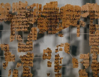 Fragmenter av Torino-papyrusen, også kjent som kongens papyrus eller kongelig kanonpapyrus, omtrent 41 x 170 cm, sannsynligvis fra Ramses IIs regjeringstid i Theben, egyptisk sivilisasjon, det nye riket, 19. dynasti