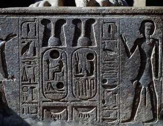 Hieroglyfer, detalj av hoven til en kolossal statue av kongen, Ramses II-gårdsplassen, Amons tempel (Unescos verdensarvliste)