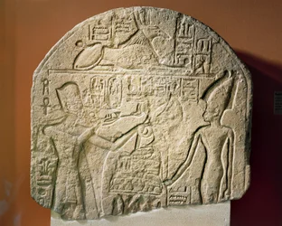 Kalksteinstele som viser Ramses II som tilbyr røkelse og papyrus til gudinnen Astarte
