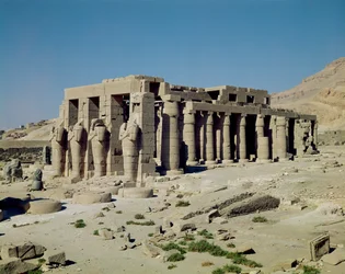 Osiride-figurer av Ramesses II (1279–1213 f.Kr.) som flankerer veggene til Den andre domstolen, New Kingdom,