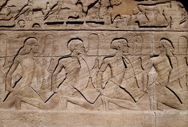 Fanger som illustrerer farao Ramses IIs seire, basrelieff ved inngangen til Ramses IIs store tempel, Egypt, Abu Simbel