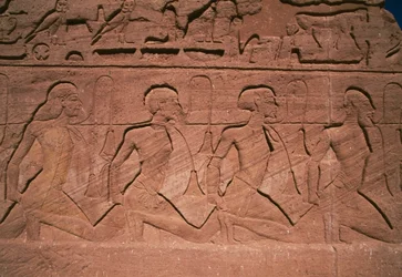 Fanger fra nord, basrelieff ved foten av gigantene i det store tempelet til Ramses II, Abu Simbel (UNESCOs verdensarvliste)