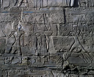 Dronning Hatshepsut foran guden Amon, detaljer fra scener med ofringer til gudene, relieff, innervegger i den store hypostylehallen, Karnak tempelkompleks (Unescos verdensarvliste)