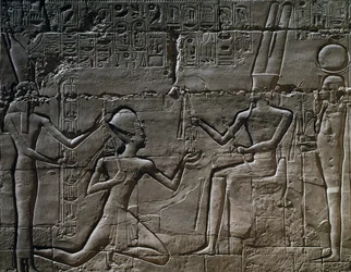 Ramses II foran Amon-Ra, relieff, Den store hypostylehallen, Amons tempel, Karnak tempelkompleks (Unescos verdensarvliste)
