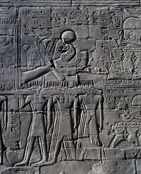 Ramses II foran den hellige båten, relieffet, innerveggene i den store hypostylehallen, Karnak tempelkompleks (Unescos verdensarvliste)