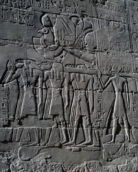 Ramses II foran den hellige båten, relieffet, innerveggene i den store hypostylehallen, Karnak tempelkompleks (Unescos verdensarvliste)
