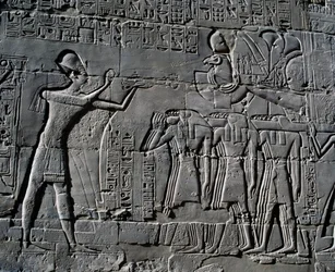 Ramses II ofrer foran den hellige båten, relieffet, innerveggene i den store hypostylehallen, Karnak-tempelkomplekset (Unescos verdensarvliste).