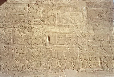 Relieff som viser egyptiske tropper som stormer den hettittiske byen Dapur, fra Great Hypostyle Hall, New Kingdom, ca. 1297-1185 f.Kr.