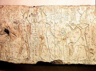 Relieff som viser Ramesses II (1279–1213 f.Kr.) som ga rituelle ofringer til familien til Osiris, detalj på høyre side med Ramesses som tilbyr to flasker vin til Horus, fra Abydos, New Kingdom (kalkstein)