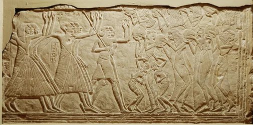 Relieff som viser en begravelseskortesje, fra Saqqara (kalkstein)