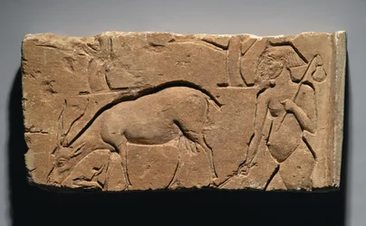 Relieff som viser en geitegjeter med en geit og trær, muligens fra Tell el-Amarna, New Kingdom, 1350-1333 f.Kr. (kalkstein)