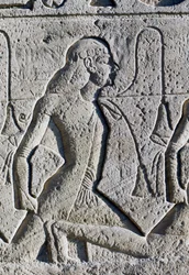 Relieff som viser svarte og asiatiske fanger fra slaget ved Kadesj, detalj fra sokkelen til tronene på fasaden til Ramses IIs store tempel, Abu Simbel (UNESCOs verdensarvliste)