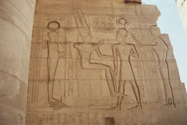 Relieff som viser den løvinnehodede gudinnen Mut som presenterer Ramesses II til en tronende Amun, som gir ham en ankh, fra Great Hypostyle Hall, New Kingdom