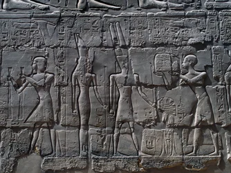 Scener med ofringer til guder, relieff, innervegger i den store hypostylehallen, Karnak tempelkompleks (Unescos verdensarvliste)