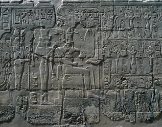 Scener med ofringer til guder, relieff, innervegger i den store hypostylehallen, Karnak tempelkompleks (Unescos verdensarvliste)