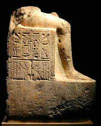 Sidevisning av et fragment fra en statue av Ramesses II (1279-13) og konsort, New Kingdom (alabast) (se også 241414)