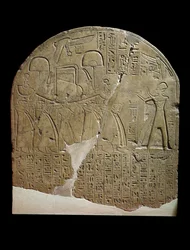 Stela dedikert til Isis av tilsynsmannen for verkene i templene til Ramesses II i Koptos, som viser kongen som ofrer røkelse til den hellige båten til Isis, båret av prester (kalkstein)