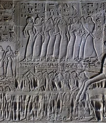 Fangene, detalj fra en scene som viser Seti Is felttog i Syria og Palestina, relieff, nordlige yttervegg av den store hypostylehallen, Karnak tempelkompleks (Unescos verdensarvliste)