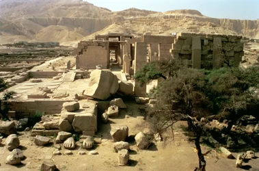 Utsikt fra toppen av den første pylonen som viser den falne kolossen til Ramesses II (1279-1213 f.Kr.) i First Court, New Kingdom