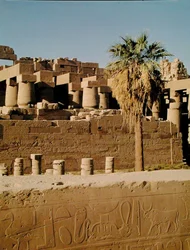 Wall of Ramses II og Tuthmosis-tempelet