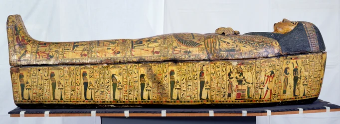 Kiste og deksel til mumien til Nesyamun, muligens funnet i Deir El-Bahri, New Kingdom, ca. 1100 f.Kr. (malt tre)
