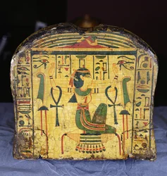 Detalj av fotenden av den ytre kistebunnen til mumien til Nesyamun, muligens funnet i Deir El-Bahri, New Kingdom, ca. 1100 f.Kr. (malt tre)