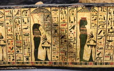 Detalj av den ytre kistebunnen til mumien til Nesyamun, muligens funnet i Deir El-Bahri, New Kingdom, ca. 1100 f.Kr. (malt tre)