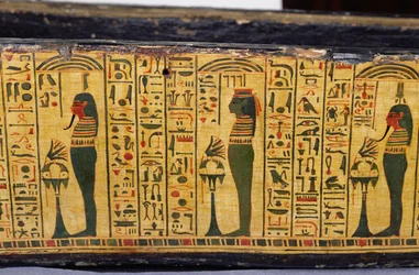 Detalj av den ytre kistebunnen til mumien til Nesyamun, muligens funnet i Deir El-Bahri, New Kingdom, ca. 1100 f.Kr. (malt tre)