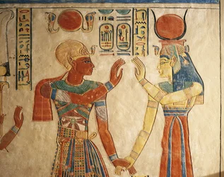 Egypt, Luxor, oldtidens Theben, Dronningenes dal, Amonherkhopeshafs grav, malt relieff som viser farao Ramses III foran Isis