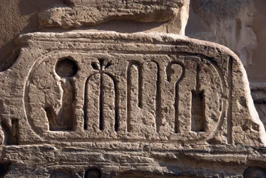 Egyptisk antikke: patron av farao Ramses III. Begravelsestempelet til Ramesses III (1187–1156 f.Kr.). Luxor, Egypt
