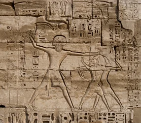 Egyptisk antikvitet: detalj av relieffer som feirer faraos seire over folkene i havet. Begravelsestempelet til Ramses III (1187–1156 f.Kr.). Luxor, Medinet Habou, Egypt