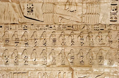 Egyptisk antikvitet: detalj av relieffene til den første pylonen som representerer emblemene til byene erobret av farao Ramses III. Begravelsestempelet til Ramses III (1187–1156 f.Kr.). Luxor, Medinet Habou, Egypt