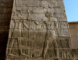 Egyptisk antikke: begravelsestempel til Ramses III (1187-1156 f.Kr.). Lavt relieff som representerer faraoen som mottar maktens tegn fra hendene til Amun. Luxor, Medinet Habou, Egypt