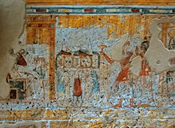 Egyptisk antikvitet: representasjon av Shuroy og hans kone som tilber guden Osiris som sitter foran de fire sønnene til Horus i et papyrusblad. Maleri av graven til Shuroy (TT13). 20. dynasti. 1190–1077 f.Kr. Nekropolen til Dra Abu el-Naga, Vestbredden av