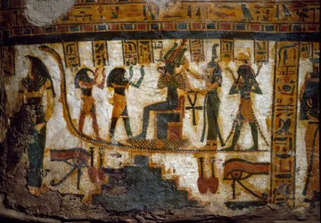 Art of Egypt: Osiris mottar hyllest fra fire guddommer: Thot, Maat, Heka (Heqat eller Heqa) og Harsiesi. En av gudene har nøkkelen til livet i form av et kors ansee (Ankh). Nedenfor to representasjoner av øyet oudjat (Horus øye) Dekor av th