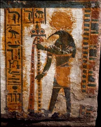 Egyptisk oldtid: Tot, månens gud, i skikkelse av en mann med ibishode. Dekorasjon av den antropoide sarkofagen til skriveren Butehamon, 21. dynasti (1085-935 f.Kr.). Egyptisk museum i Torino (Torino, Museo Egizio)