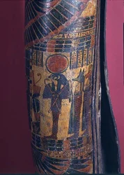 Detalj av sarkofag som viser Re-Harakhty med solskive, holder krok- og slagsceptre, to sønner av Horus som står bak, tredje mellomperiode, 850-730 f.Kr. (polykrom gesso) (detalj av 83357)