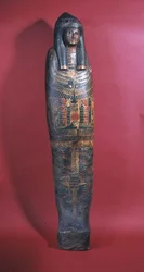 Sarkofag for en ung kvinne kalt husfruen Djed-montu-iues-ankh, kone til Pamiu, tredje mellomperiode, 850-730 f.Kr. (polykrom gesso) (for detaljer se 83358)