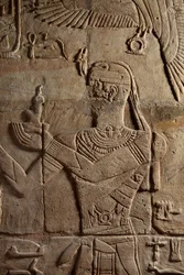 Relieff på en helligdom reist av farao Taharqa i hoffet til Temple of Amun bygget av ham i Kawa i Nubia, 25. dynasti, sen periode, 690-64 f.Kr. (sandstein) (detalj av 107896)