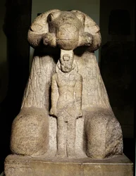 Statue av Amon i form av en vær som beskytter kong Taharqa, 690-664 f.Kr.