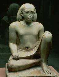 Hukende figur av Bes (kalkstein)