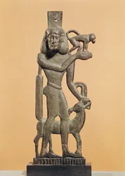 Figur av en mann som holder en ape med en steinbuk som slikker på kneet, Saite Period (bronse)