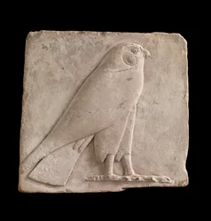 Plakett som viser en falk, sannsynligvis guden Horus, 26. dynasti eller Saite-periode, 664-525 f.Kr. eller senere kalkstein