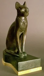 Statuett av en katt som forestiller gudinnen Bastet, med kartusjen til Psamtek I, saittisk periode, ca. 664-610